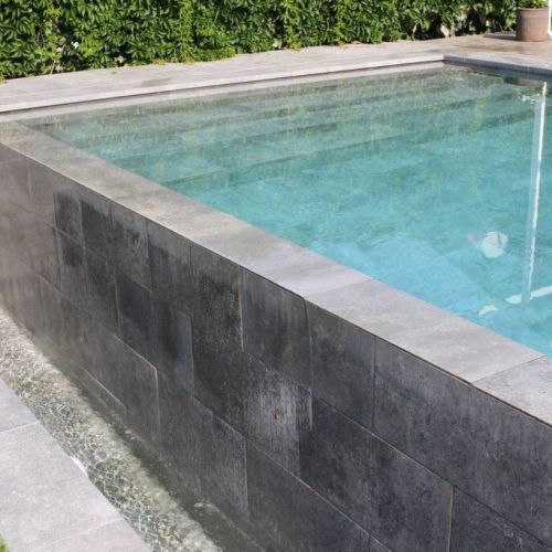 Desborde de piscina sobre pileta efecto fuente.