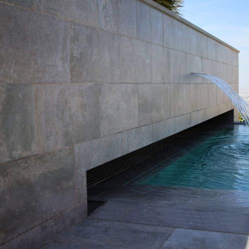Piscina con cascada decorativa y relax