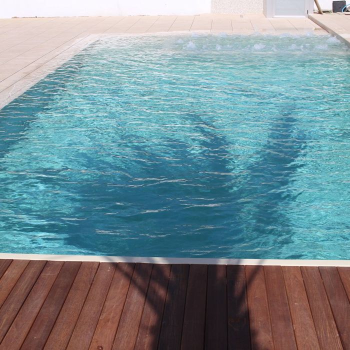 Piscina desbordante de líneas rectas moderna y minimalista.