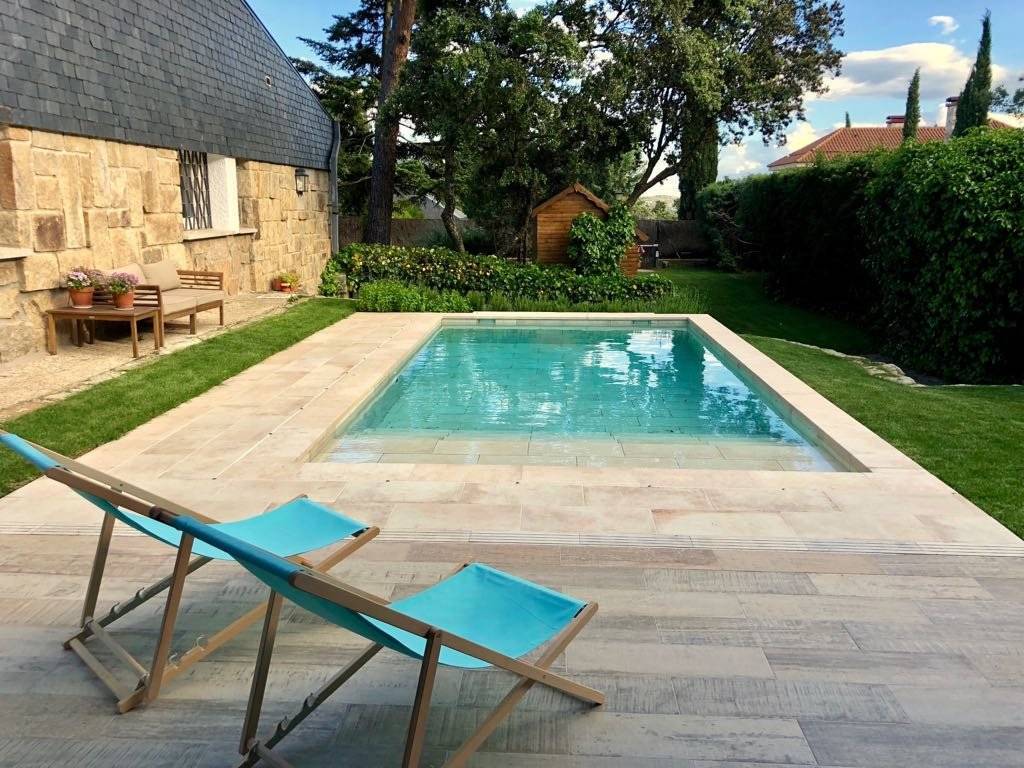 Solado de playa en gres porcelánico igual al interior de piscina