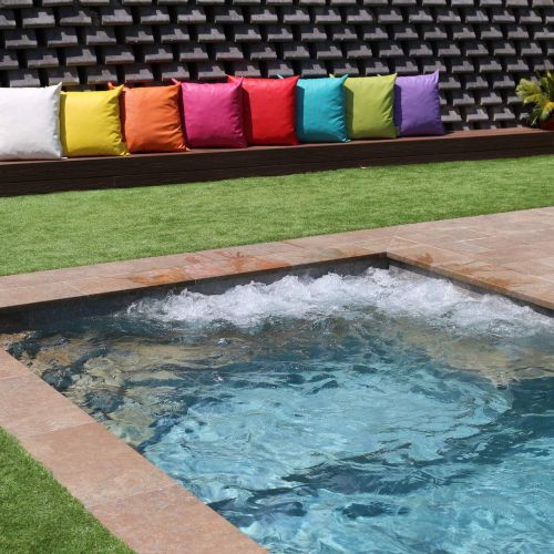 Piscina con escalera en L revestida con gres porcelánico