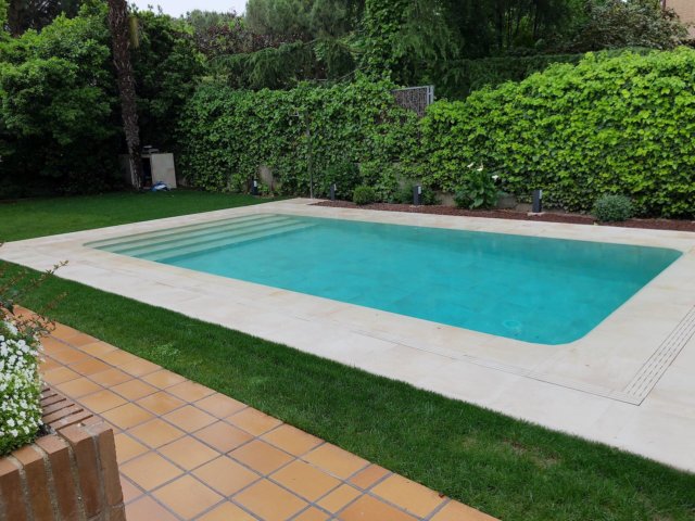 Piscina desbordante reformada en Pozuelo con sustitución de gresite por material porcelánico