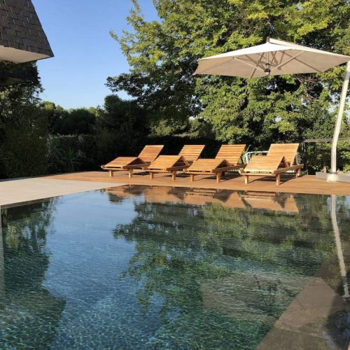 Piscina infinity con desinfección salina y porcelánico de Rosa Gres