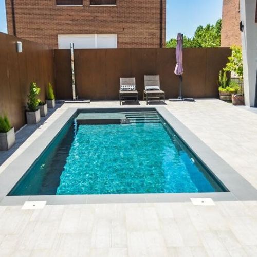 Piscina de diseño alargada