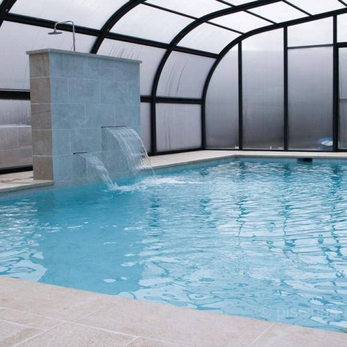 Piscina con cubierta elevada y cascadas decorativas y relax