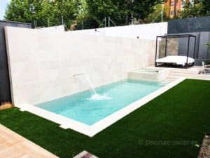 Spa construido siguiendo el mismo diseño de la piscina y adosado a ella