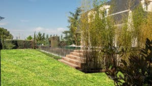 Casa de lujo, jardín perfecto y piscina de diseño.