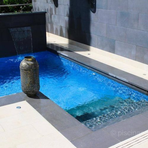 Escalera de obra fuera de la zona de baño de la piscina