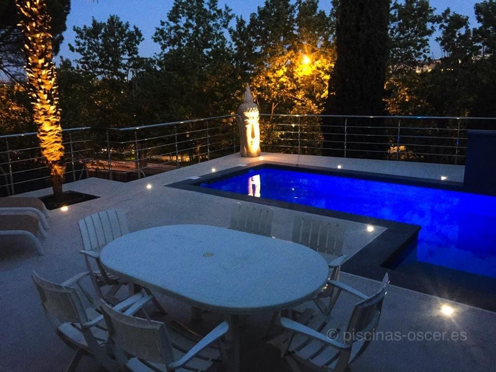 Iluminación de jardín y piscina con luces subacuáticas