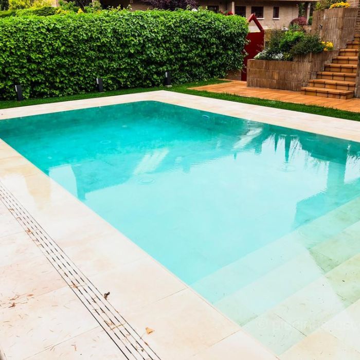 Reforma de piscina, cambio de gresite por porcelánico y pasando de piscina de skimmers a desbordante.