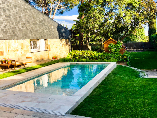 Piscina moderna de diseño alargado y elevada