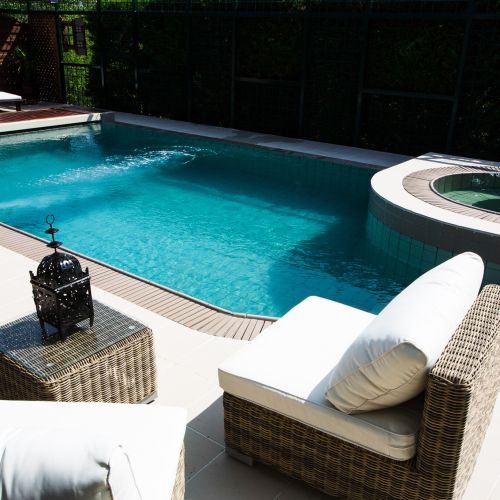 Piscina desbordante con porcelánico y equipo de depuración contracorriente
