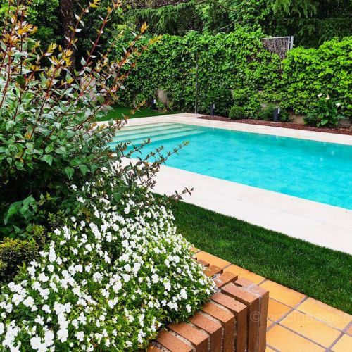 Jardín con piscina reformada, instalación de porcelánico interior y escalera de obra en ancho