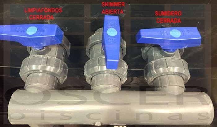 Batería de válvulas del limpiafondos, skimmers y sumidero.