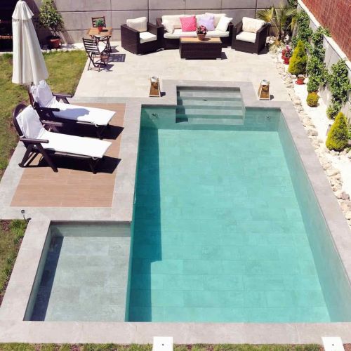 Jardín con piscina de obra porcelánica y zona chillout