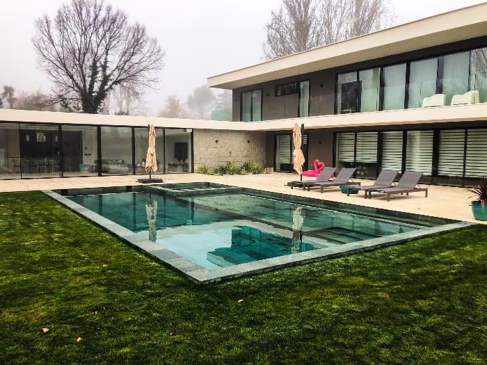 Construcción piscina de obra en Madrid Piscinas de obra con escalera, spa y solarium húmedo interior