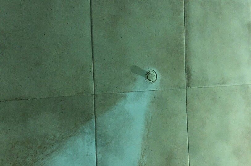 Piscina con polvo limpiandose con limpiafondos integrado en el suelo