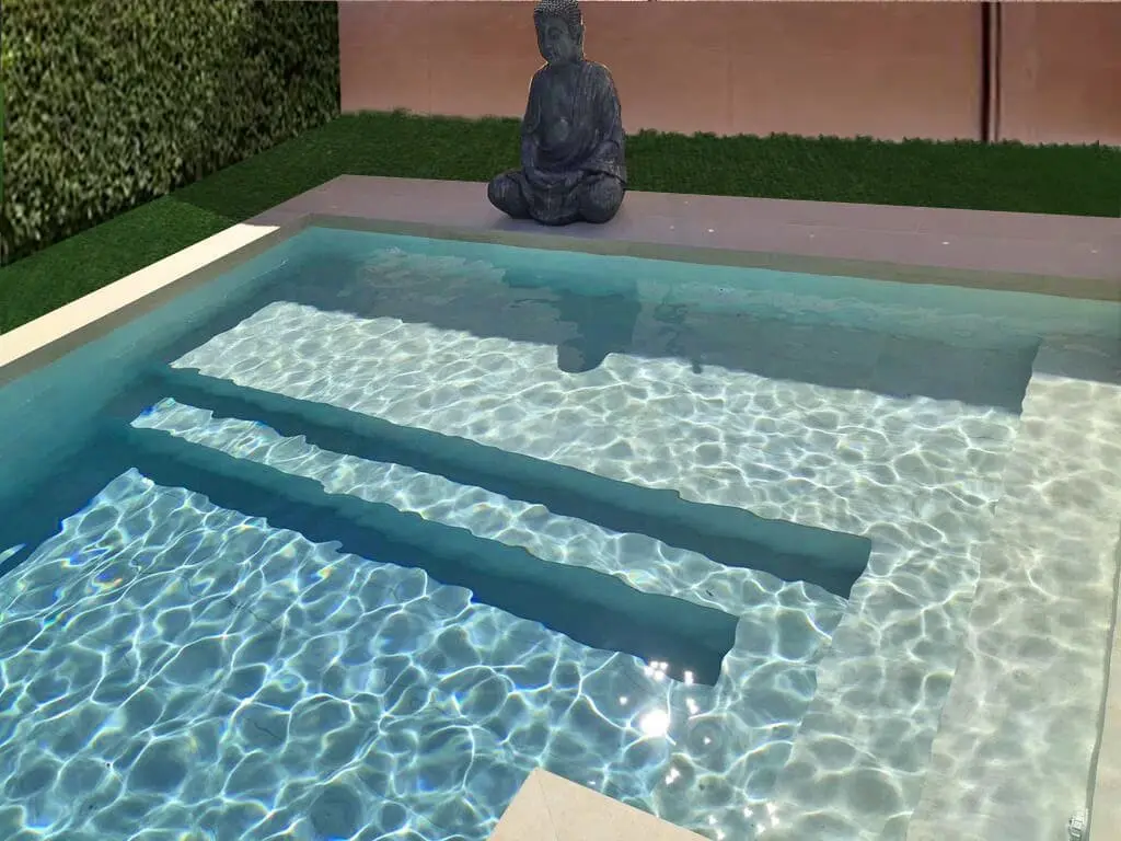 Diseño de escalera de obra en interior de piscina Piscina con escalera de obra y zona poco profunda presidida por un buda