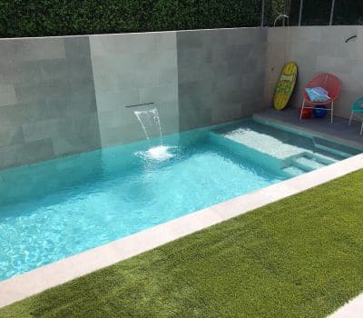 pequeña-piscina-porcelanica-new Pequeña piscina de obra con porcelánico interior blanco