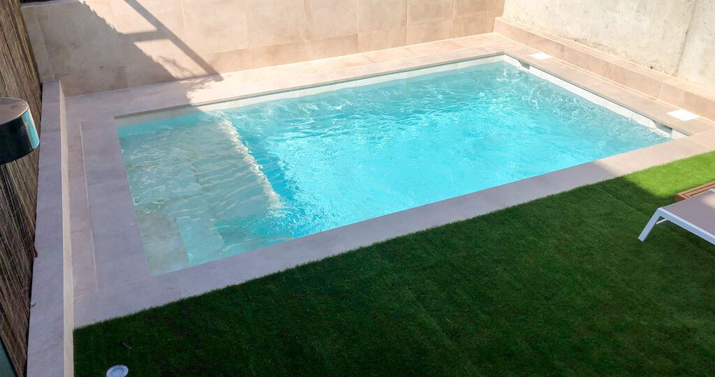 Construcción de piscina de pequeñas dimensiones en parcela reducida con porcelánico inteiror