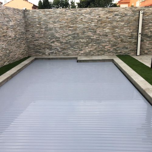 Piscina de obra tapada con persiana cobertora