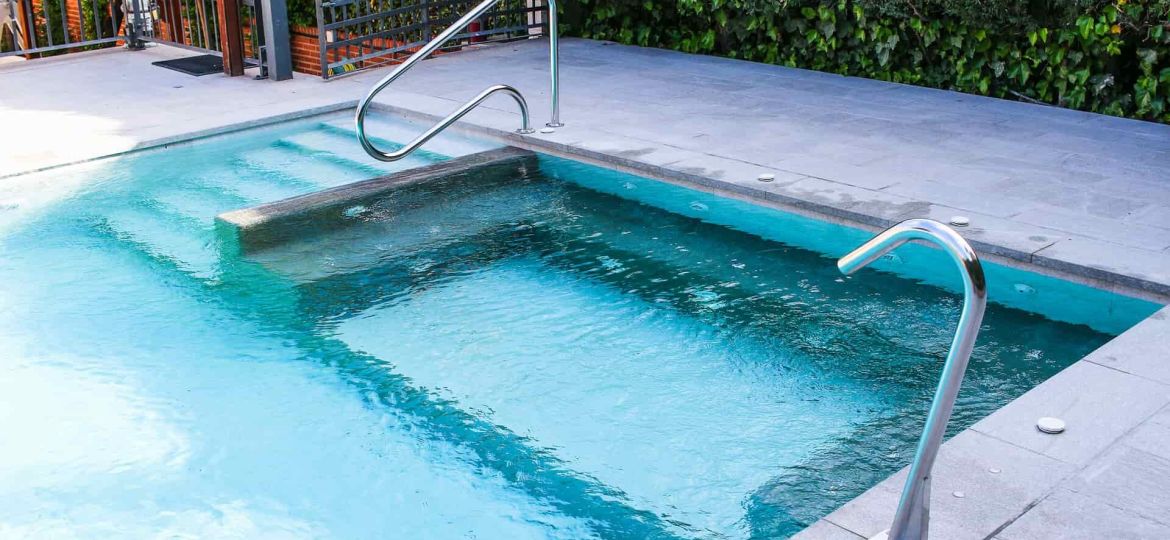 Piscina de obra con zona de spa o jacuzzi interior