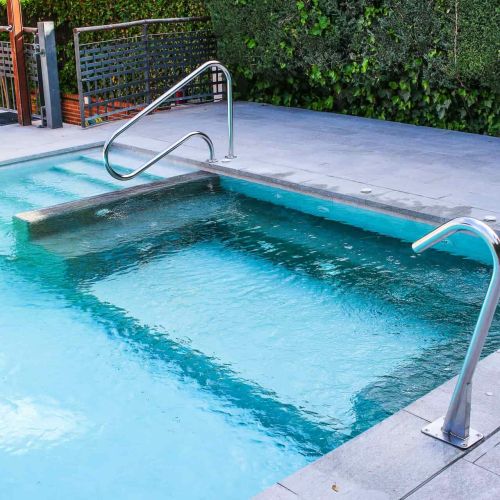 Piscina de obra con zona de spa o jacuzzi interior