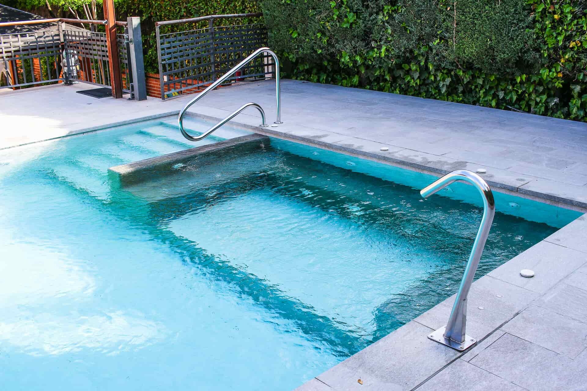 Piscina de obra con zona de spa o jacuzzi interior