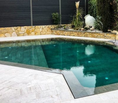 Piscina desbordante sobre ranura invisible Jardín privado con piscina debordante sobre ranura