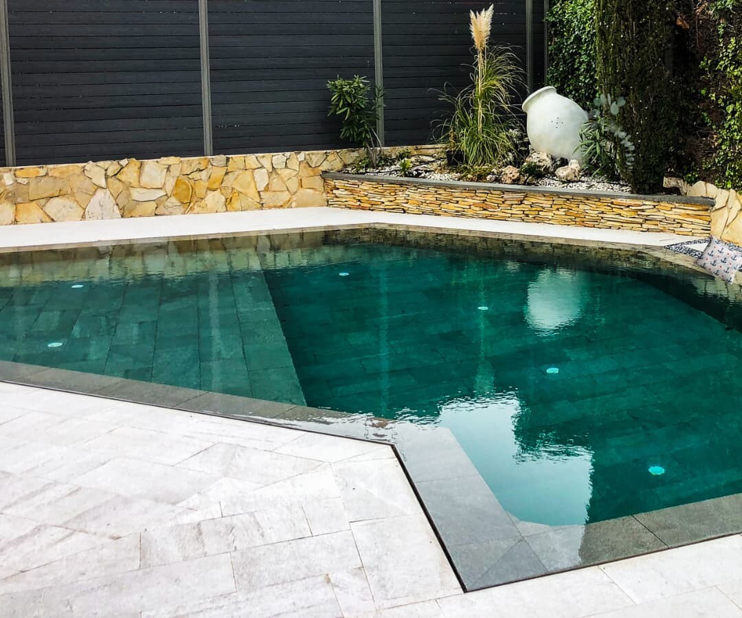 Jardín privado con piscina debordante sobre ranura