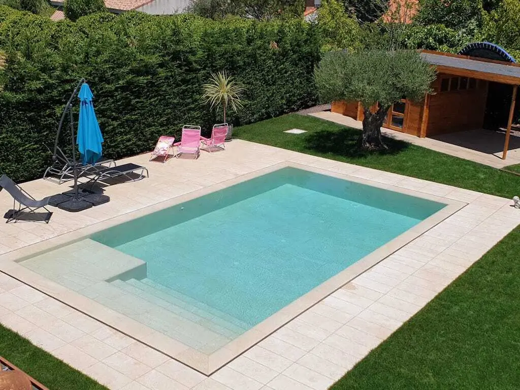 Piscina desbordante sobre canal oculta por ranura de 3mm