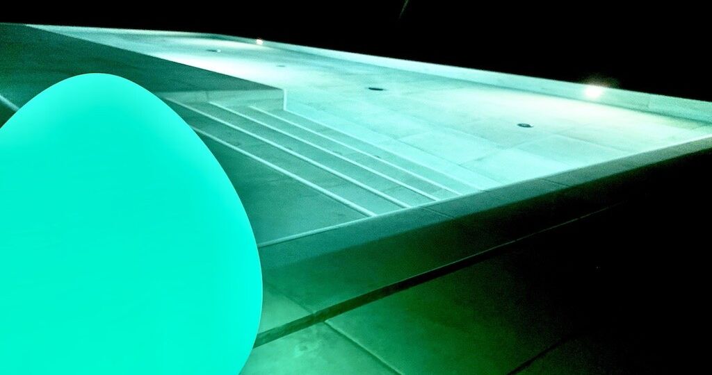Piscina de obra con iluminación subacuática de noche