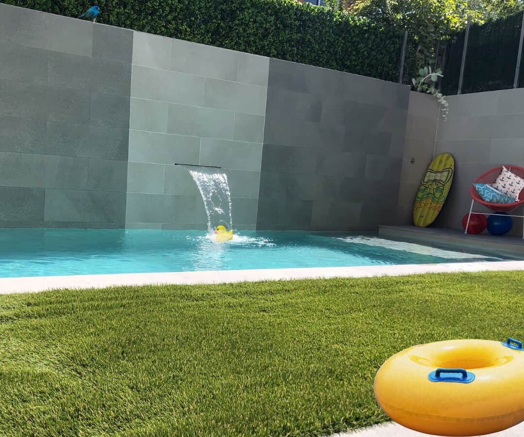 Piscina de obra con cascada