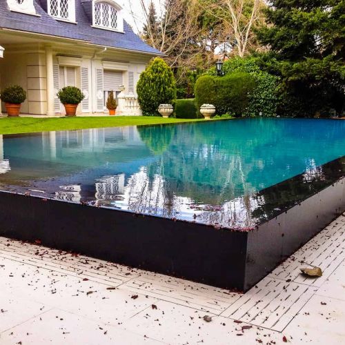 Las piscinas tipo zen, son aquellas piscinas elevadas y desbordantes por todos sus lados, através de lo que parece un tarugo de madera.