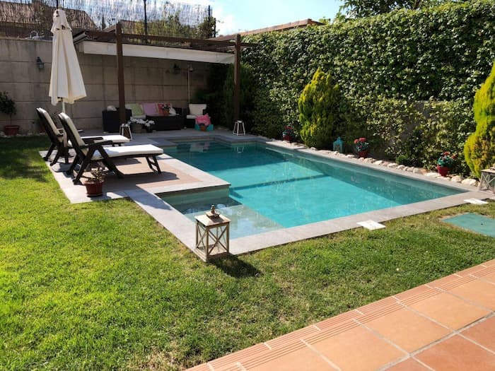 Impresionante jardín con piscina de obra y zona de estar