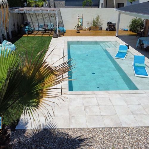 Escalera de obra con cama de agua en largo de piscina