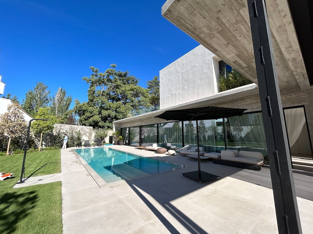 piscna-obra-madrid Construcción de piscina de obra desbordante en Madrid