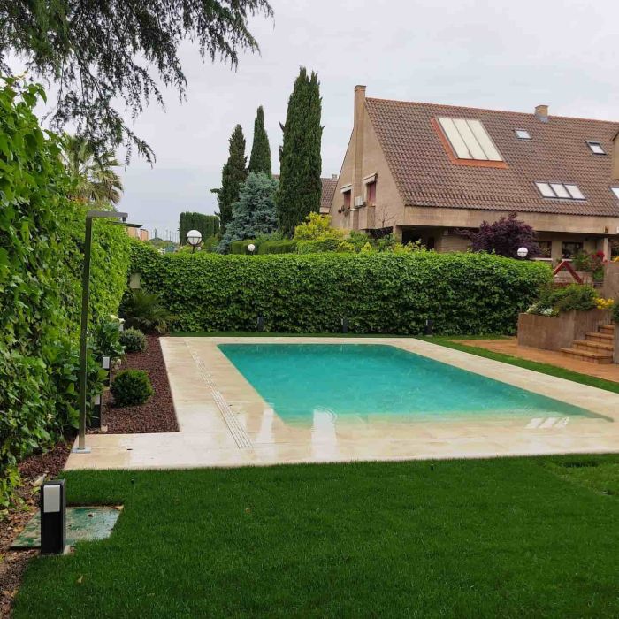 Piscina desbordante reformada con sustitución de gresite por gres porcelánico