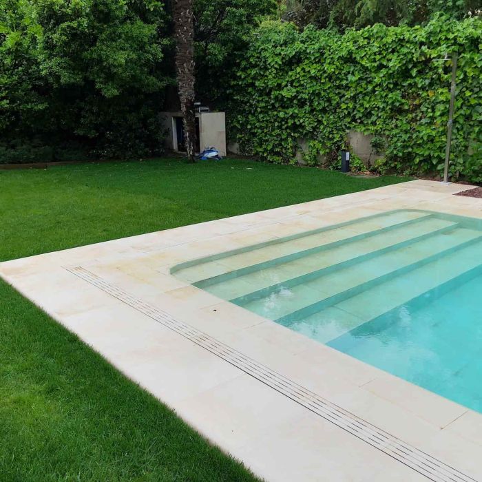 Rehabilitación de piscina porcelánica con construcción de escalera de obra en todo el ancho.