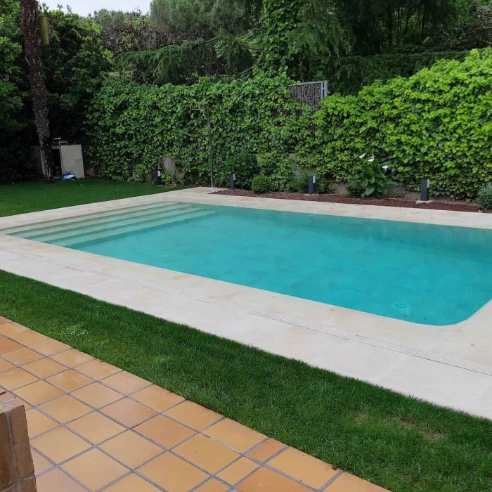 Piscina desbordante reformada en Pozuelo con sustitución de gresite por material porcelánico