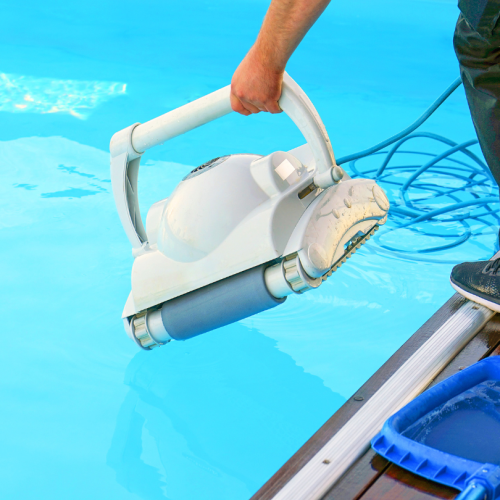 Amante de la comodidad disfrutando mientras el limpiafondos electrónico se encarga de la limpieza de la piscina.
